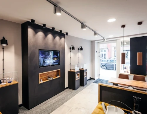 Modernes Ladengeschäft mit stilvollem Interieur, Präsentationsvitrinen und großem Bildschirm.